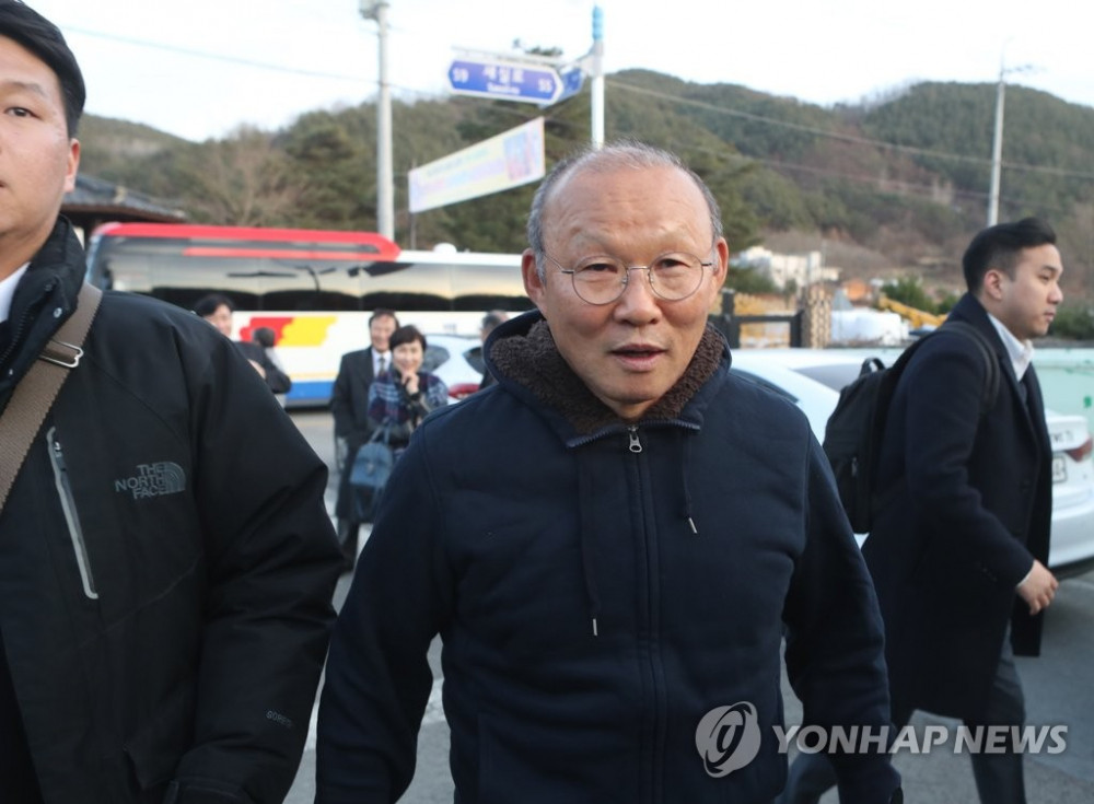 Nhân dịp này, HLV Park Hang-seo đã cùng các đội tuyển U23 Việt Nam về nơi mình sinh ra và lớn lên. Điều đặc biệt, bà Park Soon-jung, mẹ ruột ông đi xe ô tô riêng đi từ viện dưỡng lão về để gặp mặt con trai.