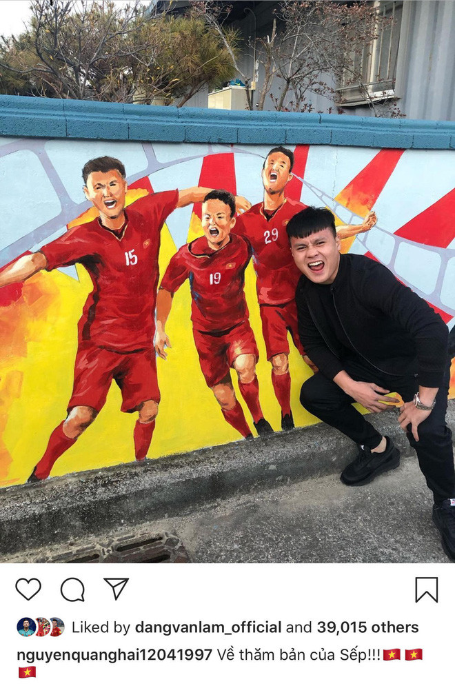 Quang Hải tranh thủ chụp ảnh với bức bích họa của mình tại nơi HLV Park Hang-seo sinh ra.