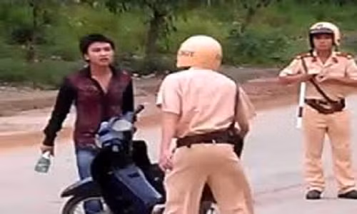 Bi yeu cau dung xe, nam thanh nien doi “xu” CSGT