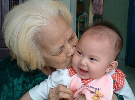 Trao đổi với chủ nhân bài viết, mẹ Phương Nguyễn chia sẻ: "Bức ảnh trên mình chụp là bé nhà mình với bà nội. Đó đơn giản chỉ là bức ảnh mình chụp lại khoảnh khắc vui của bà và bé thôi.