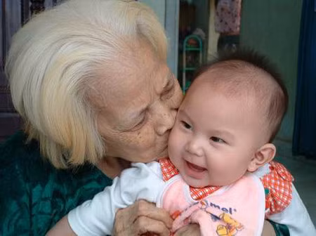 Trao đổi với chủ nhân bài viết, mẹ Phương Nguyễn chia sẻ: "Bức ảnh trên mình chụp là bé nhà mình với bà nội. Đó đơn giản chỉ là bức ảnh mình chụp lại khoảnh khắc vui của bà và bé thôi.