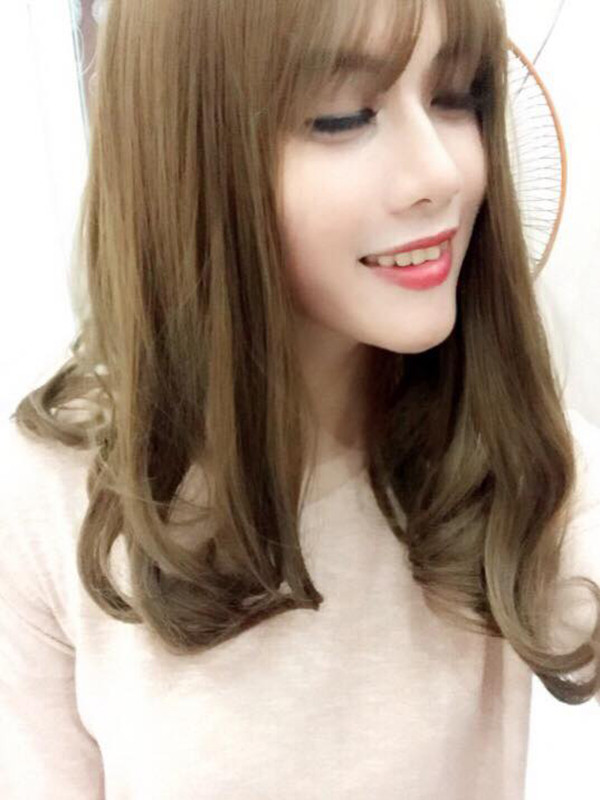 Mỗi lần giả gái, Thái mất hơn 1 tiếng đồng hồ để trang điểm, chuẩn bị quần áo. Những tấm hình chụp lúc giả gái được cậu chia sẻ trên trang cá nhân và nhận được nhiều phản hồi khen ngợi từ bạn bè. Một điều khiến Thái vừa vui vừa sợ đó chính là những tin nhắn gạ gẫm, tán tỉnh của các bạn nam.