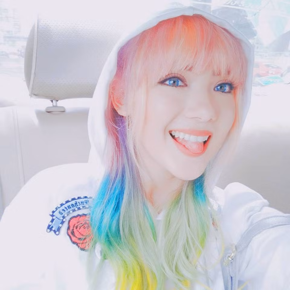 Với khuôn mặt xinh đẹp cùng màu tóc lạ đẹp mắt, hot girl Thái lai Đức được dân mạng chú ý đặc biệt thời gian qua và ngay lập tức ghi điểm bằng cả giọng hát cực ấm áp của mình. Ảnh trong bài: Facebook nhân vật.