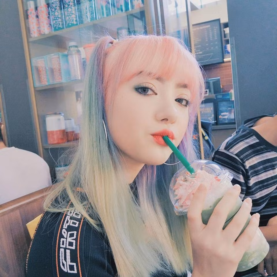 Được biết, hiện Jannina W tự học tiếng Việt với mong muốn có thể nói chuyện, giao lưu với các bạn người Việt. Ngoài ra, cô nàng này còn từng chinh phục nhiều dân mạng Việt bằng clip cover "Bèo dạt mây trôi".