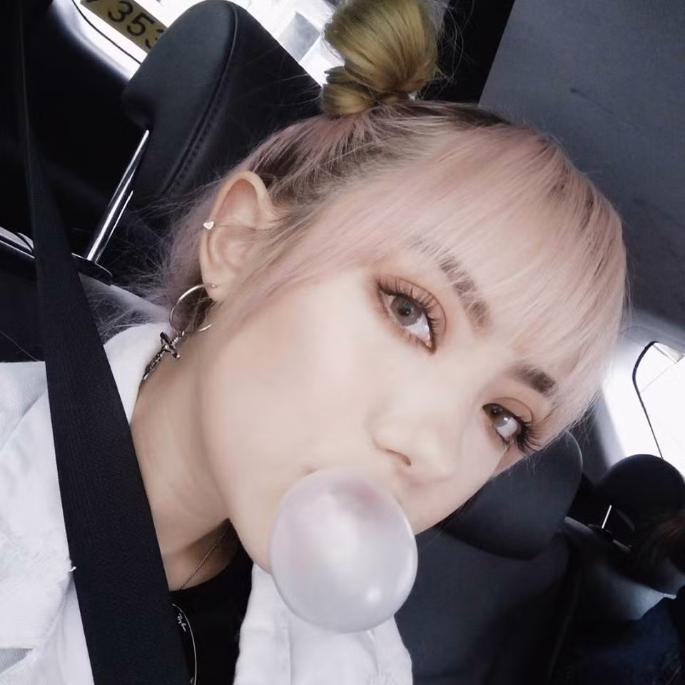 Cô gái Thái Lan được nhắc tới có tên là Jannine Parawie Weigel hay còn gọi là Jannina W sinh năm 2000. Cô bạn này có bố người Đức, mẹ là người Thái.