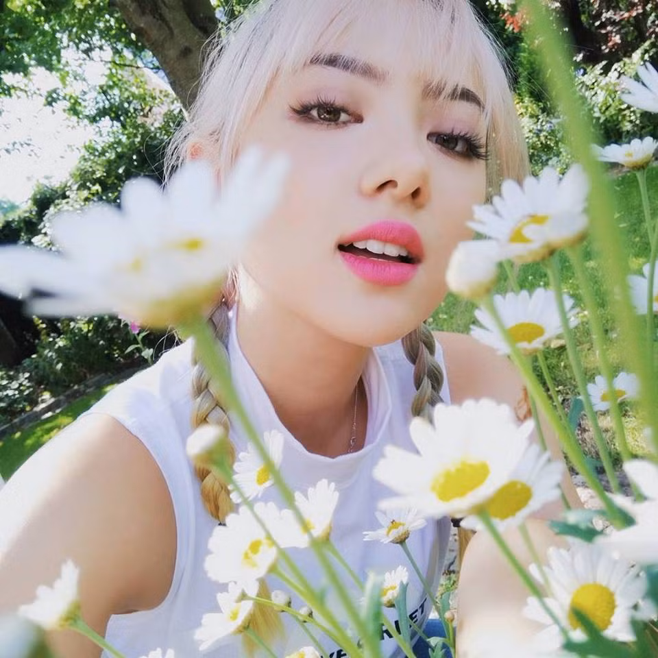 Với vẻ đẹp thuần khiết, trong sáng, Jannina W luôn được mọi người ví là búp bê Thái Lan hay thiên thần châu Á. Ảnh trong bài: Facebook nhân vật.