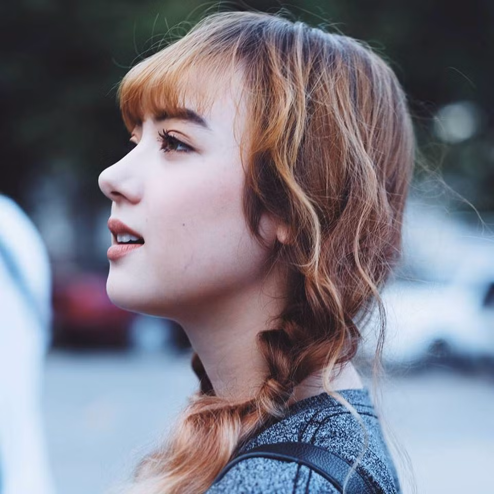 Không chỉ được chú ý nhờ nhan sắc, nhìn vào thông tin cá nhân của Jannina W nhiều người còn tỏ ra ngưỡng mộ khi cô có thể sử dụng thành thạo 4 ngoại ngữ đó là Thái, Đức, Anh, Trung Quốc.