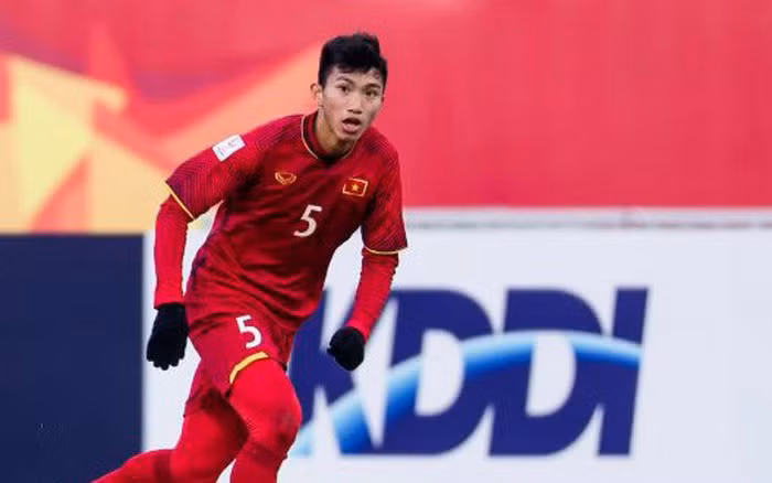 Ở vị trí hậu vệ hai cánh, lúc này Văn Hậu vẫn đảm nhiệm tốt vai trò bên trái. Trong trận cầu quan trọng gặp Myanmar, cầu thủ của Hà Nội FC không thể thiếu trong sơ đồ chiến thuật của HLV Park Hang Seo.