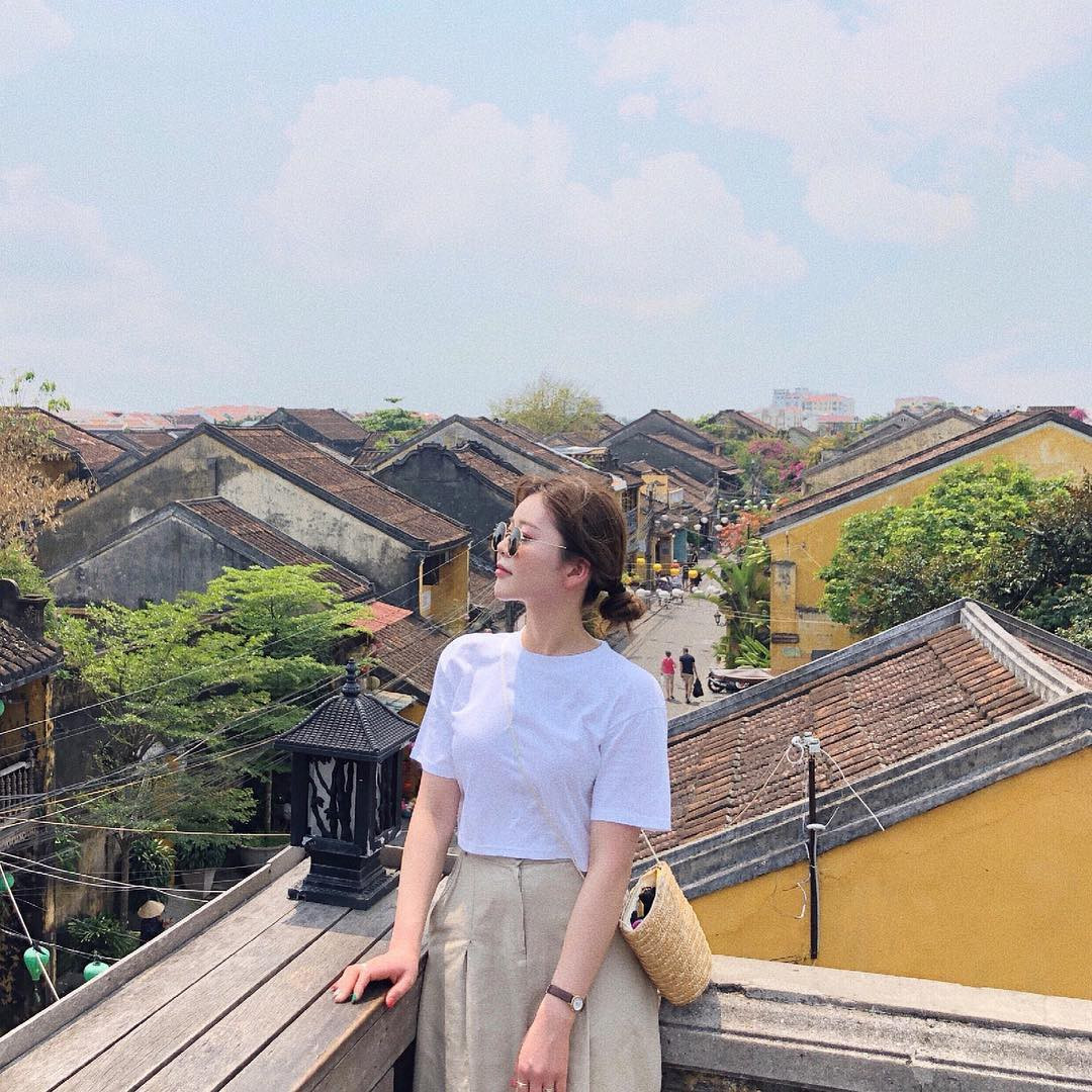 Đồng ý là quán cafe ở Hội An này có view đẹp thì ai mà chẳng muốn ghé đến check-in. Thế nhưng khi đến nơi, không ít người "tá hỏa" trước cảnh tượng chỉ một góc ban công bé tí mà có cả chục người chen chúc để chụp ảnh. Ảnh minh họa.