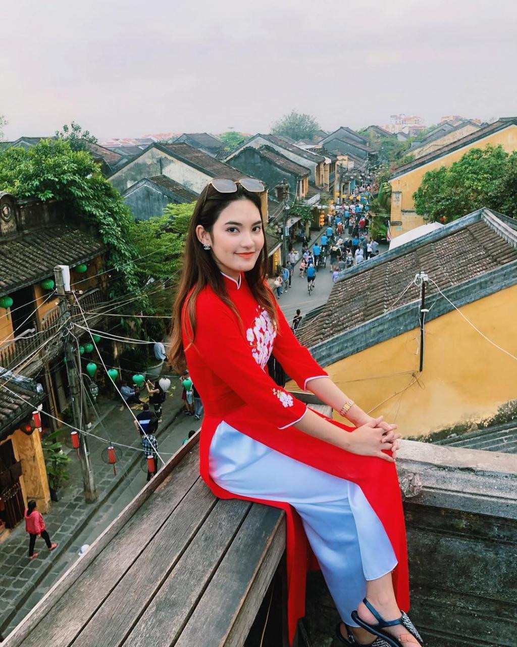 Nhiều dân mạng đặt câu hỏi rằng: "Làm thế nào để ai cũng có ảnh đẹp mà không phải chen chúc như thế?". Câu trả lời đơn giản nhất đó chính là mỗi người nên chủ động xếp hàng hoặc đứng nép vào một góc ngay ngắn nếu muốn chụp hình để tránh ảnh hưởng đến không gian chung. Ảnh minh họa.