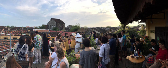 Mới đây, nickname Tran Bao An vừa chia sẻ một hình ảnh chụp lại cảnh đông đúc tại góc ban công sống ảo ở quán cafe hot nhất Hội An. Bức ảnh được đăng tải với dòng caption: "1 mét vuông, 1 bạn tự sướng, thôi nghỉ chụp".