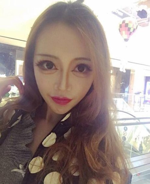 Chính cách trang điểm kiểu quái đản của cô gái này khiến nhiều người phải giật mình và phải thốt lên rằng nếu ngắm khuôn mặt này vào ban đêm thì sẽ không thể nào ngủ nổi vì ám ảnh.