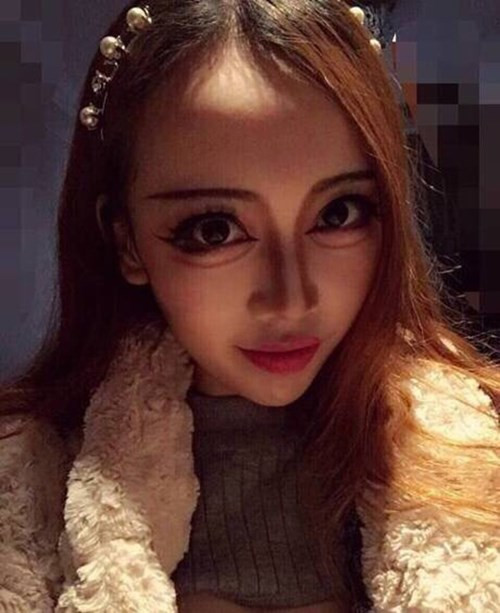 Nhưng bên cạnh đó, cũng có một số ít những cách trang điểm phản tác dụng là cho các cô nàng trở nên xấu đi khi trang điểm và người ta gọi đó là việc phản tác dụng khi trang điểm.