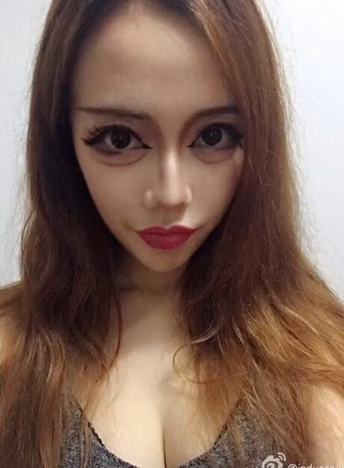 Với phong cách trang điểm kiểu quái dị này thì cô gái kể trên đã nhận được rất nhiều gạch đá từ cư dân mạng.