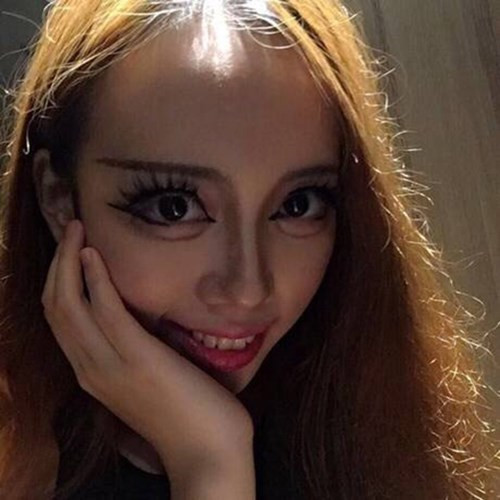 Cô gái này trước đó đã cắt mí để to ra trước đó nhưng chưa thỏa mãn với độ to của mắt mình, cô nàng này đã chọn cách trang điểm vẽ thêm bọng mắt để chủ động làm mắt to ra một cái khác thường.