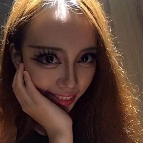 Cô gái này trước đó đã cắt mí để to ra trước đó nhưng chưa thỏa mãn với độ to của mắt mình, cô nàng này đã chọn cách trang điểm vẽ thêm bọng mắt để chủ động làm mắt to ra một cái khác thường.