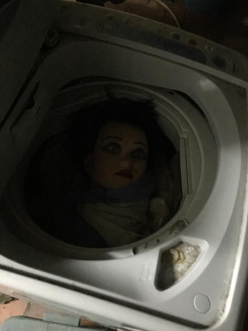 Việc dọa mọi người bằng những chiếc đầu ma-nơ-canh không còn mới nhưng mỗi lần xuất hiện đều khiến mọi người giật mình.