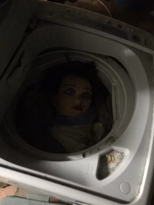 Việc dọa mọi người bằng những chiếc đầu ma-nơ-canh không còn mới nhưng mỗi lần xuất hiện đều khiến mọi người giật mình.