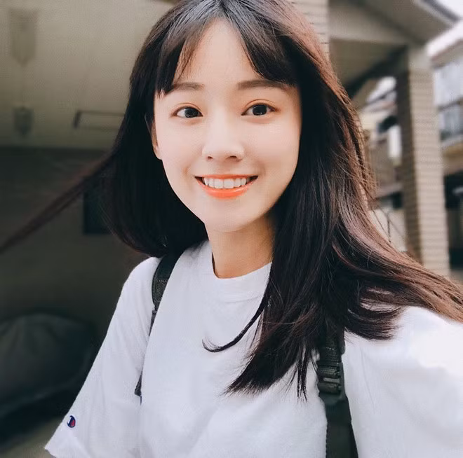 Dabe Chen thể hiện tài năng trên nhiều lĩnh vực khác nhau. Hiện cựu sinh viên ngành Truyền thông xứ Đài à ca sĩ tự do kiêm diễn viên.