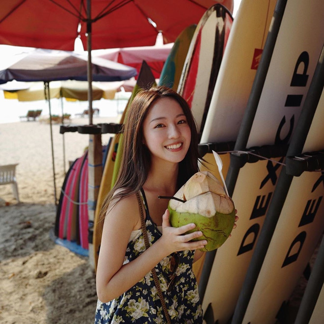 Trên trang cá nhân của mình,Dabe thường xuyên đến nhiều vùng, khám phá những đặc trưng văn hóa riêng. Những khung hình lung linh trên trang cá nhân càng tăng thêm sức hút cho cô.