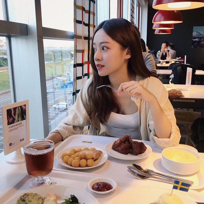 Dabe Chen từng là nữ sinh ngành Truyền thông của trường Ming Chuan University (Đài Bắc). Hình ảnh của cô được chia sẻ và gây sốt khắp các diễn đàn lớn.