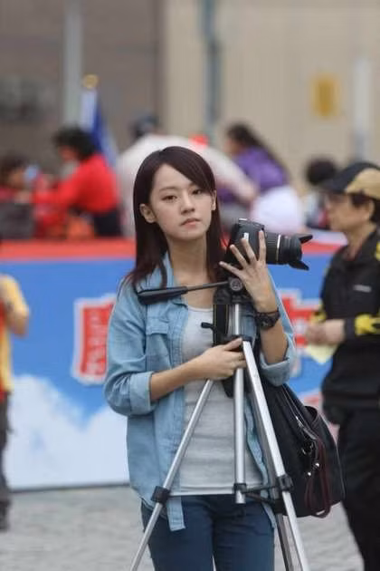 Dabe Chen (sinh năm 1992) là hot girl đình đám tại Đài Loan, Trung Quốc. Nhờ vẻ ngoài xinh đẹp, rạng rỡ, cô thu hút hàng trăm nghìn người theo dõi trên trang cá nhân.