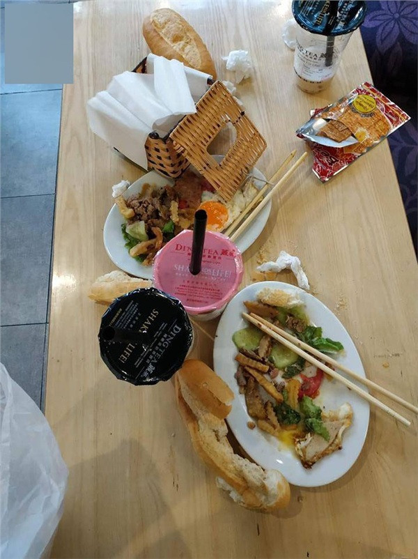 Mới đây, status của một cô gái trẻ là nhân viên quán trà sữa đã trải lòng về nghề dịch vụ khi gặp phải những vị khách kém nhanh chóng thu hút được sự chú ý của CĐM.