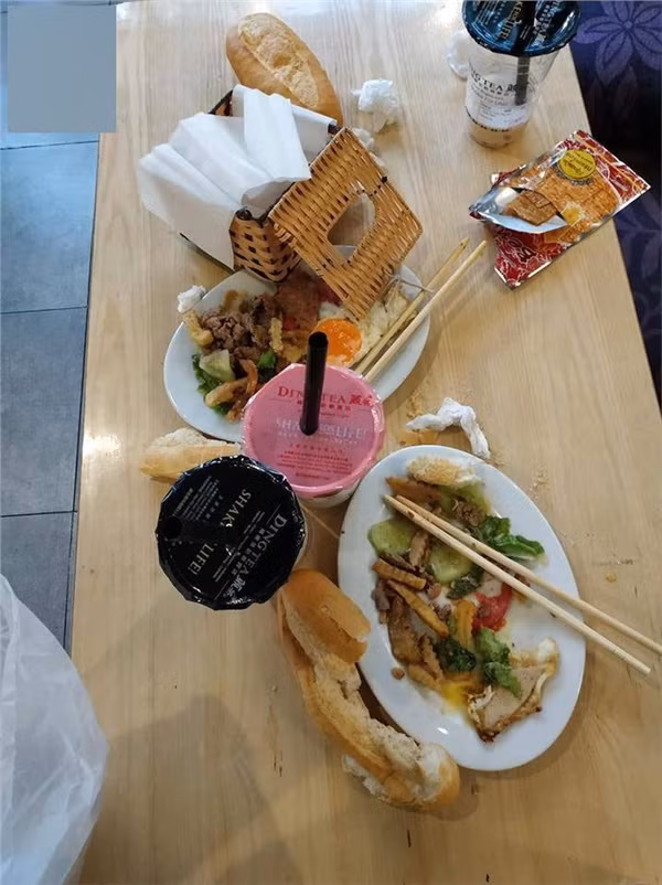 Mới đây, status của một cô gái trẻ là nhân viên quán trà sữa đã trải lòng về nghề dịch vụ khi gặp phải những vị khách kém nhanh chóng thu hút được sự chú ý của CĐM.