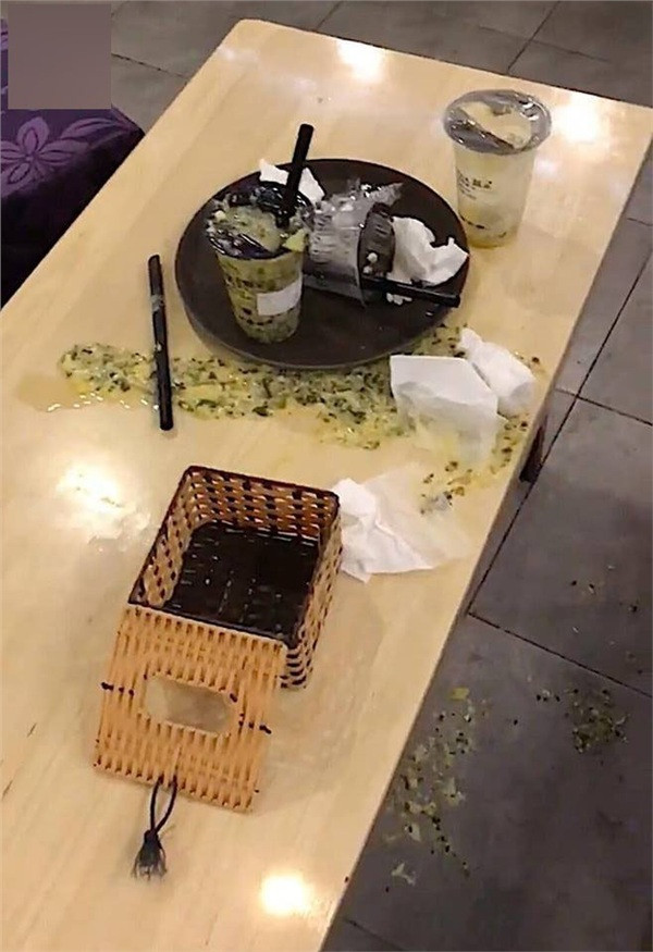 Từ việc thuật lại những câu chuyện bản thân đã trải nghiệm, chứng kiến, bài viết là lời đồng cảm và chia sẻ chân thành của cô gái đối với những ai làm nghề nhân viên phục vụ, đặc biệt là nghề phục vụ bàn.