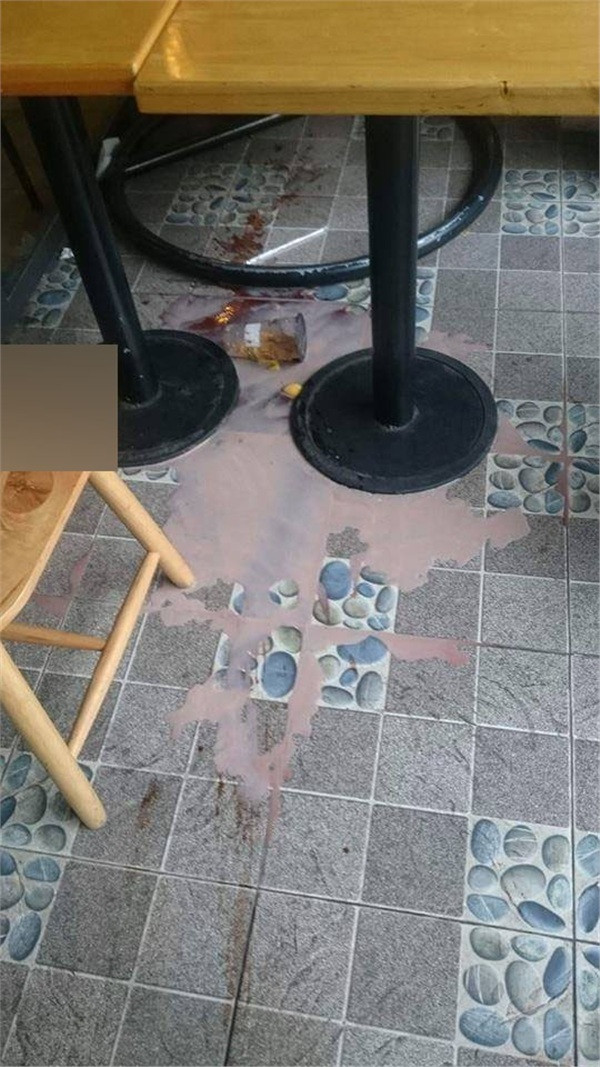 Chủ của status gây bão cho biết cô đã làm ở quán trà sữa được 3 năm và trong suốt thời gian đó đã "nếm" đủ các loại khách hàng nhưng phải "nhịn" vì đồng lương và hoàn thành công việc.