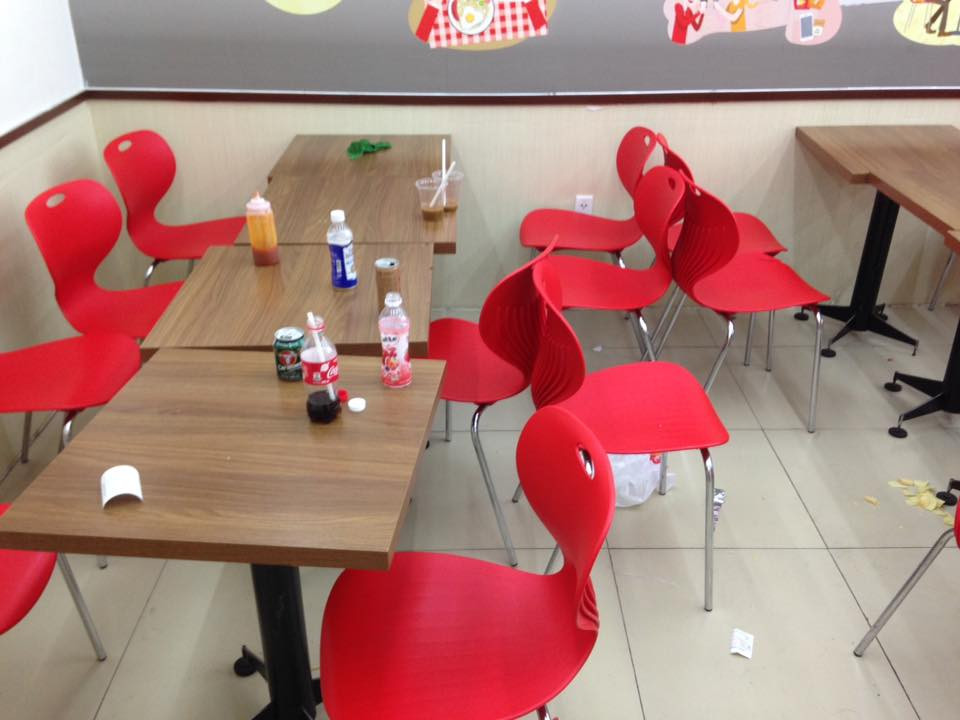 Bài viết của cô gái trẻ đã nhận được rất nhiều sự đồng cảm của CĐM, đặc biệt là người làm nghề nhân viên phục vụ có dịp trải lòng về công việc, từ đó giúp cộng đồng mạng hiểu và đồng cảm với họ hơn.