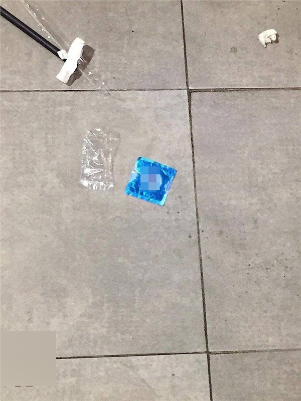 Cụ thể, cô bạn làm nghề phục vụ bàn này cho biết: "Độ ngon của cốc trà sữa tỉ lệ nghịch với thái độ của các bạn. Vào quán trà sữa không cần biết nhân viên là ai, bao nhiêu tuổi nhưng thái độ thì như bố đời mẹ thiên hạ? Từ ngày có cái kiểu review đồ ăn đồ uống thế là cứ thích lại review, thích lại chê xong nói điêu, vu khống, toàn học sinh cấp 2, cấp 3 mà mồm thốt ra những câu khó mà nghe được".