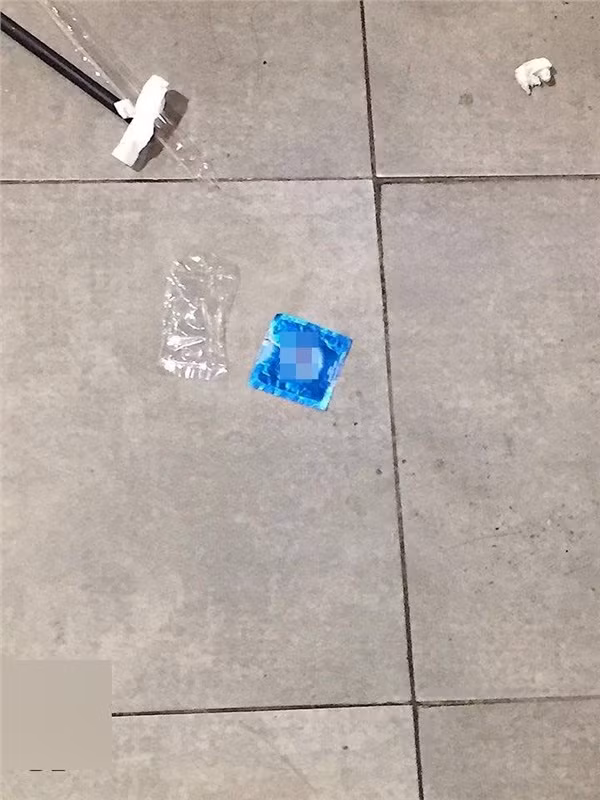 Cụ thể, cô bạn làm nghề phục vụ bàn này cho biết: "Độ ngon của cốc trà sữa tỉ lệ nghịch với thái độ của các bạn. Vào quán trà sữa không cần biết nhân viên là ai, bao nhiêu tuổi nhưng thái độ thì như bố đời mẹ thiên hạ? Từ ngày có cái kiểu review đồ ăn đồ uống thế là cứ thích lại review, thích lại chê xong nói điêu, vu khống, toàn học sinh cấp 2, cấp 3 mà mồm thốt ra những câu khó mà nghe được".