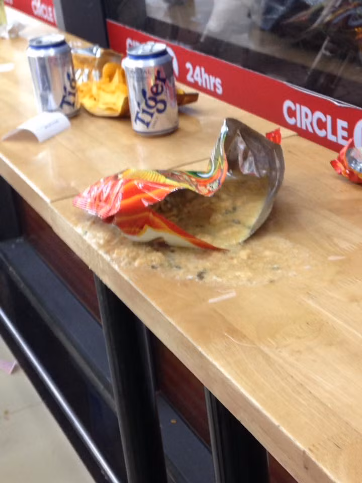 Không chỉ có giới trẻ mới có sự mất lịch sự trong hành xử mà còn có những người lớn. Cô bạn trên dẫn chứng rằng: "có những người lớn tuổi đã thốt ra những lời "kém sang" như: "Chúng mày phục vụ kiểu gì mà bắt khách tự bê đồ uống?", "Hu hu 15k/h lương chỉ bằng 1/3 cốc trà sữa của các bạn thôi tại sao các bạn không thương chúng mình vậy?"".