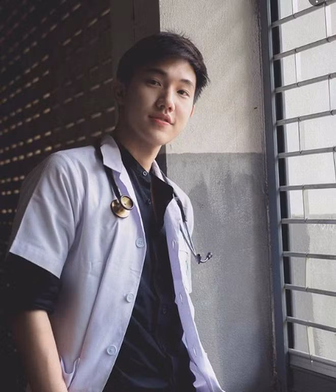 Anh chàng này khiến ai cũng phải mê mẩn bởi gương mặt điển trai, gần gũi, làn da long lanh không tì vết.