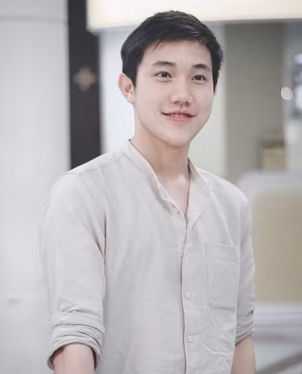 Những bức ảnh cười tươi với hàm răng đều tăm tắp của Siwakorn thật sự là điểm nhấn khiến không ít bạn gái phải xao xuyến.