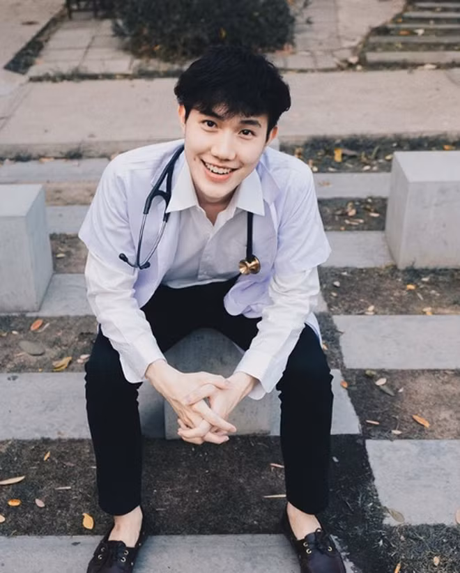Chàng nam sinh Y Dược được nhắc tới đó là Siwakorn Dansithong, cậu bạn 22 tuổi hiện đang là sinh viên ngành Dược tại trường Đại học Chiang Mai.