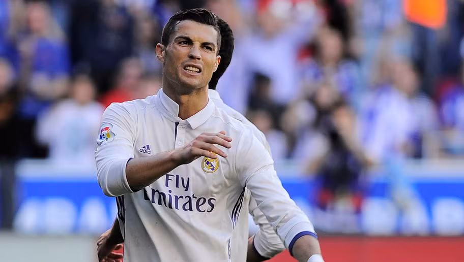 Cristiano Ronaldo có mức chi phí giải phóng hợp đồng lên tới 657 triệu bảng (tương đương với gần 1 tỷ Euro). Con số vô cùng khủng khiếp trên thị trường chuyển nhượng mà không có bất kỳ một CLB nào dám ngó ngàng đến.