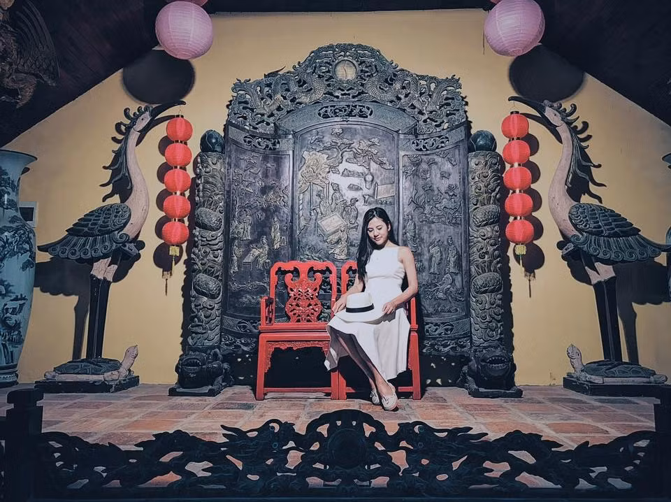 Việt Phủ Thành Chương là tập hợp của những khối kiến trúc cổ, nhỏ như tháp, hồ sen, nhà tranh, nhà hát, sân múa rối nước, nhà lợp bằng cói rối của dân tộc Mường, ngôi nhà cung đình Huế, nhà gỗ Lim mang đậm chất của khu vực đồng bằng Bắc Bộ.