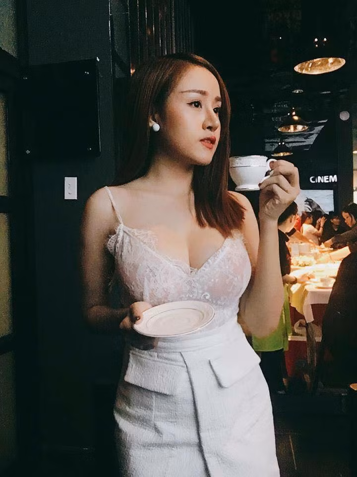 Trước khi được báo chí Nhật nhắc tới, Bà Tưng được rất nhiều tờ báo trong khu vực nhắc tới nhau Đài Loan, Malaysia hay Thái Lan nhắc tên. Mới đây nhất, cô nàng xinh đẹp này được báo Trung giới thiệu hình ảnh khi tham gia chương trình The Face Việt Nam vòng online và được ví là “Angelababy phiên bản Việt”. Ảnh trong bài: Facebook nhân vật.