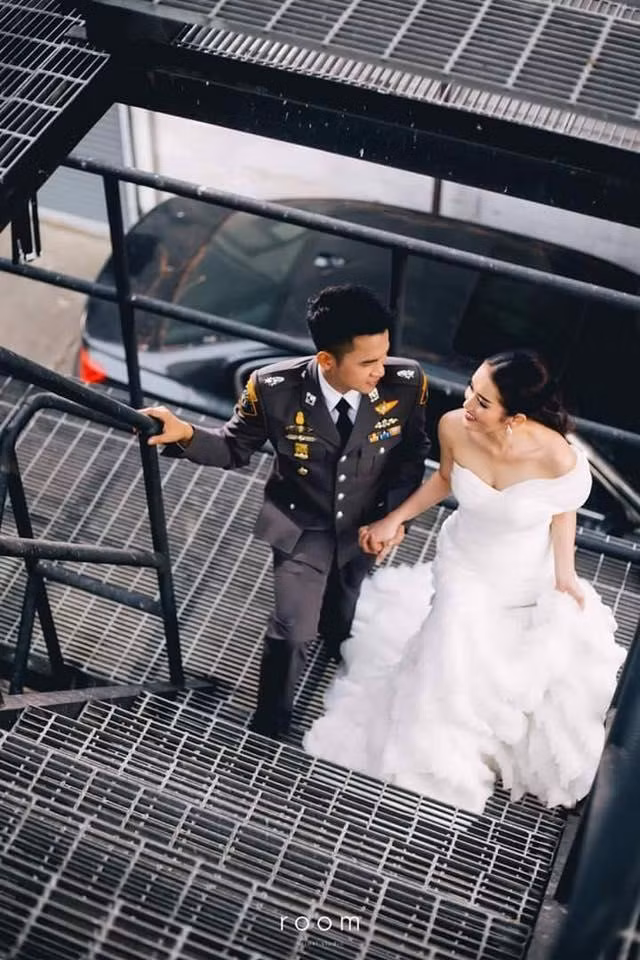 Chính sự đầu tư công phu dàn dựng trong mặt trang phục của bộ ảnh cưới sắc phục cảnh sát đã chinh phục hàng triệu trái tim của cư dân mạng.