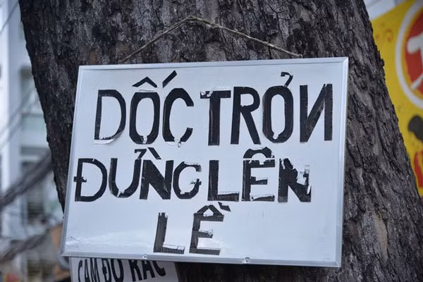 Người Sài Gòn chân thành, mộc mạc, hài hước và rất đáng yêu. Không chỉ là những tấm biển chỉ đường, mà còn có những tấm biển nhắc nhở của họ cũng mang đầy tính chất và phong cách của họ.