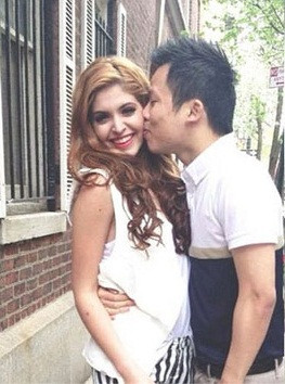 Trên trang cá nhân của mình, Khắc Tiệp còn hết lời khen ngợi người mẫu tây trẻ tuổi. kèm theo đó là hình ảnh, Andrea tình cảm hôn má Khắc Tiệp trên đường phố như những đôi tình nhân.