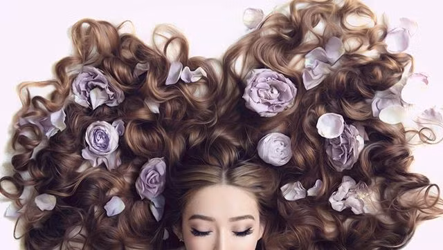 Theo nhiều dân mạng nhận xét, Sarah Trần có một mái tóc mây khiến ai gặp cũng phải ghen tỵ và cũng nhờ mái tóc này mà trông cô nàng hot girl lai Việt - Úc này có nét yêu kiều tự như các tiểu thư.