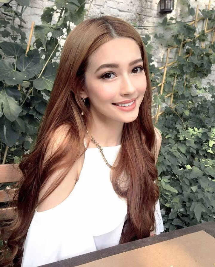 Khuôn mặt của Sarah cũng rất hài hòa với đôi mắt to tròn, chiếc mũi cao và khuôn miệng đẹp khiến nụ cười luôn "tỏa nắng".