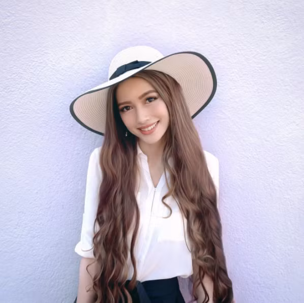 Cụ thể, trên fanpage những người thích ngắm con gái đẹp trên Facebook đã cho đăng tải những bức hình về cô nàng xinh đẹp với mái tóc dài ấn tượng khiến ai nhìn qua cũng phải ghen tỵ.