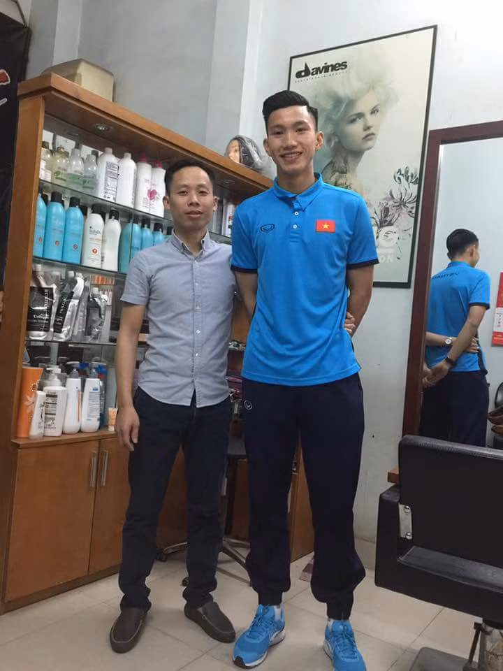 Đoàn Văn Hậu trong cực điển trai với mái tóc được chỉnh sửa để chuẩn bị "vinh quy bái tổ" ở quê nhà".