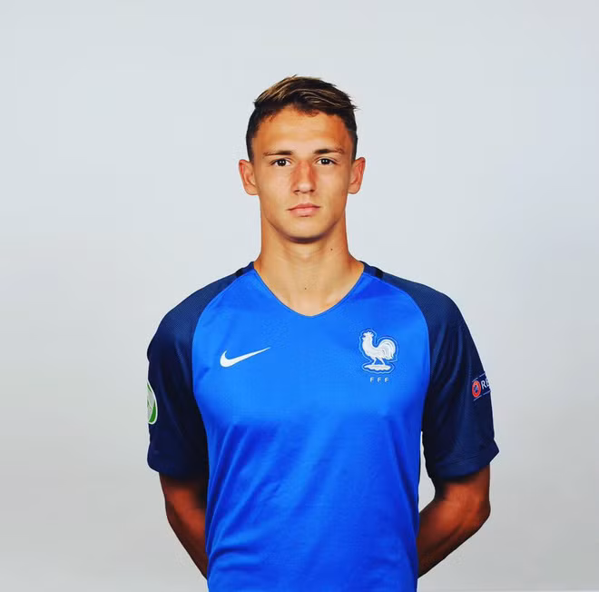 Olivier Boscagli là hậu vệ của U20 Pháp tham dự Hàn Quốc năm nay. Boscagli mới 19 tuổi và đang trong biên chế của CLB Nice. Mùa này, Boscagli ra sân hai lần ở Europa League. Ảnh: France Football.