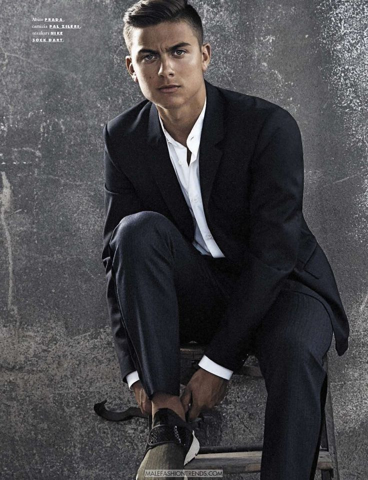 Mang dòng máu lai giữa Ba Lan, Italy và Argentina, không ngạc nhiên khi Paulo Dybala sở hữu nét đẹp đặc trưng của cả 3 vùng miền. Nhiều người đùa rằng, do quá đẹp trai nên anh phải giấu bớt vẻ đẹp của mình bằng pha ăn mừng mặt nạ quen thuộc.