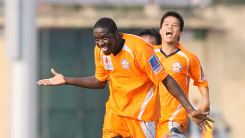 Jose Almeida là đầu tàu nơi hàng công của SHB Đà Nẵng. Tiền đạo người Brazil gia nhập đội bóng sông Hàn từ năm 2006 và anh chỉ mất 1 năm để làm quen và bắt đầu để lại dấu ấn. 62 bàn sau 4 năm chơi bóng tại sân Chi Lăng là đủ để anh xác lập vị thế của một trong những ngoại binh xuất sắc nhất lịch sử V.League.